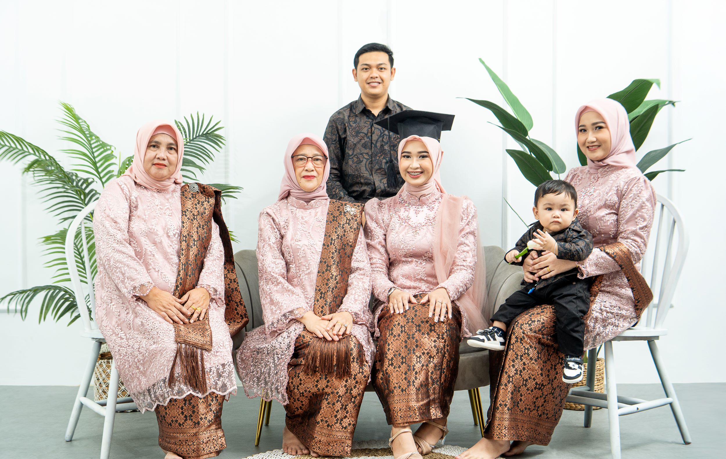 Hasil foto studio keluarga di Sudut Rumah Studio Batam