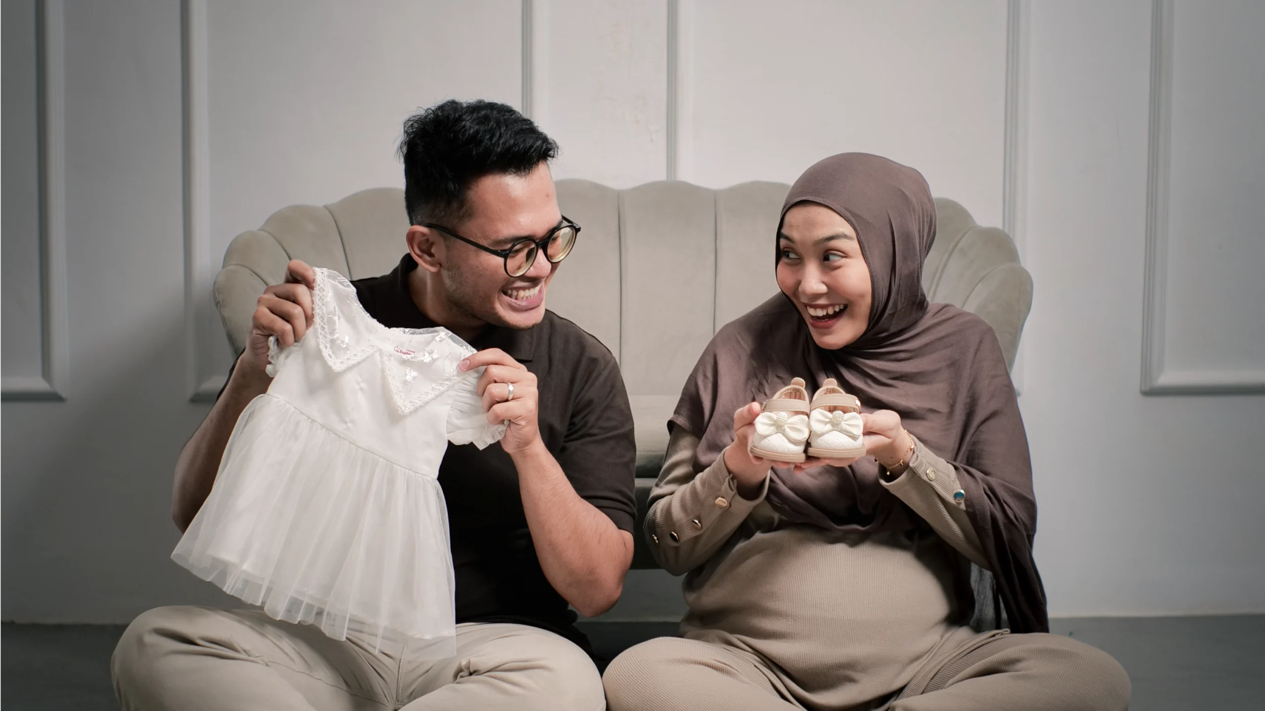 Maternity Photoshoot Sudut Rumah Studio
